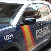 Coche patrulla de la Policía Nacional aparcado en exteriores. 