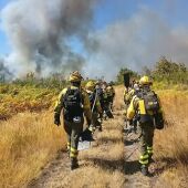 Integrantes da Brif de Laza actuando no lume de A Gudiña