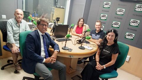 Jos&eacute; Ru&iacute;z, Juan de Dios Navarro, Esther D&iacute;ez y Mariano Valera con Mayte Vilaseca 