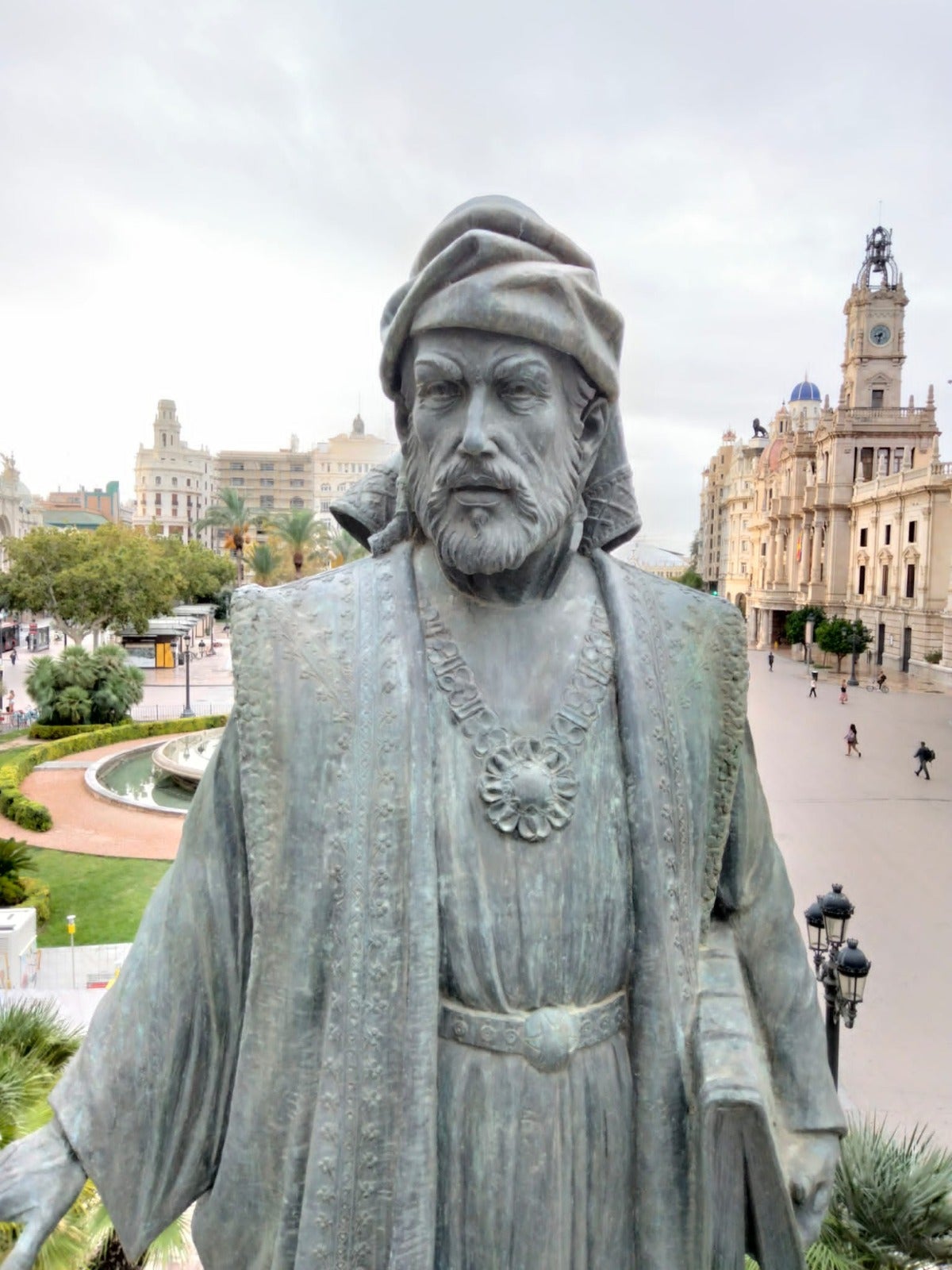 El Ayuntamiento finaliza la restauración de la estatua de Francesc de Vinatea El Ayuntamiento finaliza la restauración de la estatua de Francesc de Vinatea