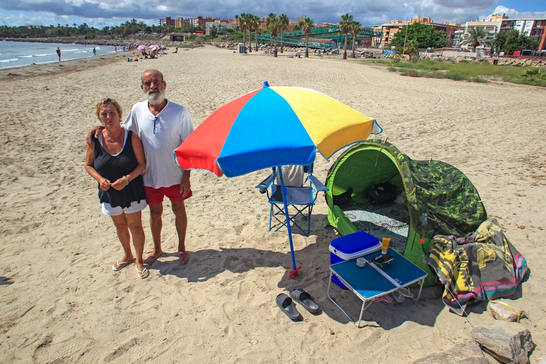 La pareja que duerme en una playa de Alicante por no poder pagar el alquiler: "Es imposible" La pareja que duerme en una playa de Alicante por no poder pagar el alquiler: "Es imposible"