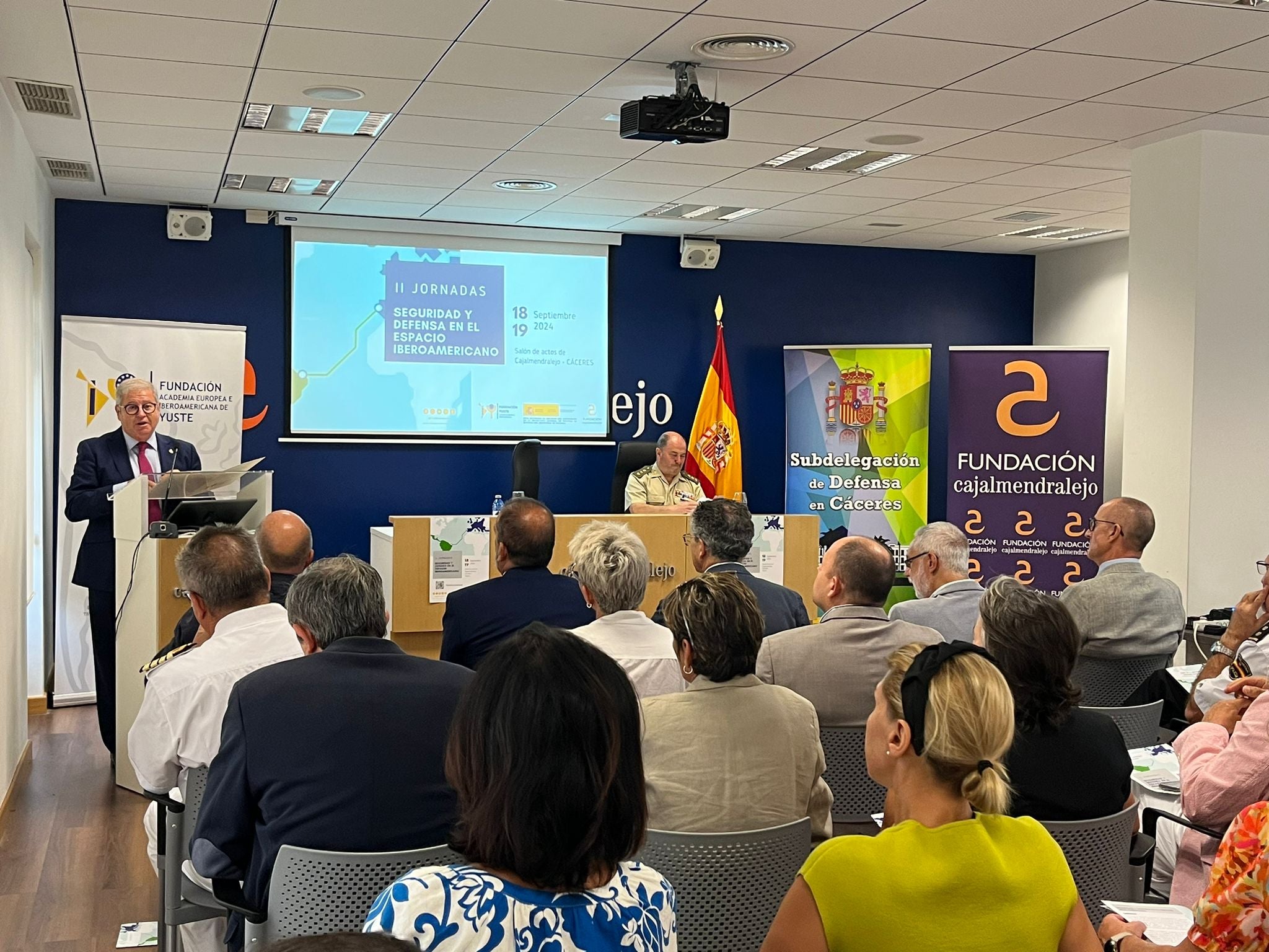 La Fundación Yuste y el Ministerio de Defensa analizan en Cáceres la seguridad y defensa en el ámbito iberoamericano La Fundación Yuste y el Ministerio de Defensa analizan en Cáceres la seguridad y defensa en el ámbito iberoamericano