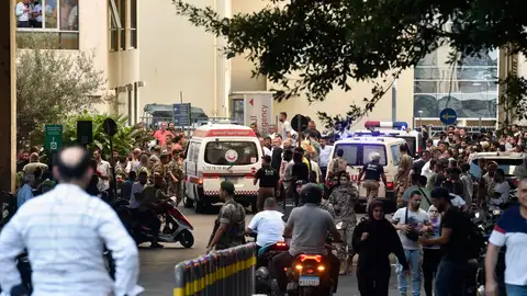 Una ambulancia llega al Centro Médico de la Universidad Americana de Beirut Una ambulancia llega al Centro Médico de la Universidad Americana de Beirut