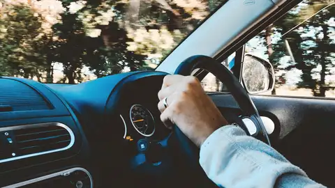 Un hombre conduciendo Un hombre conduciendo