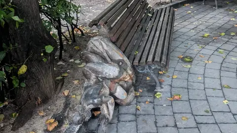 Parte de la fuente, junto a un banco Parte de la fuente, junto a un banco