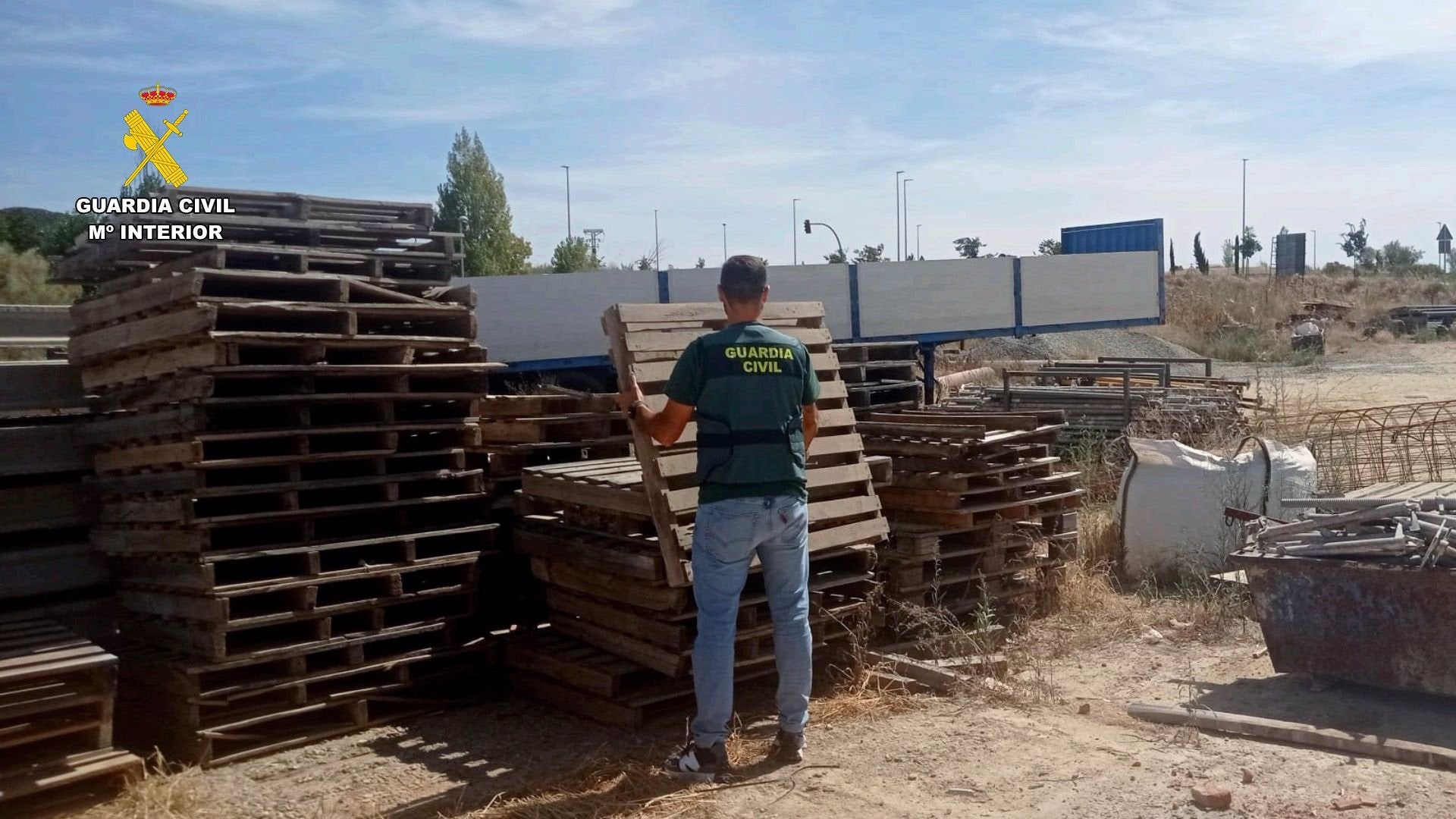 La Guardia Civil detiene a 5 miembros de un grupo que aprovechaba el descanso de camioneros en Extremadura para robar palets La Guardia Civil detiene a 5 miembros de un grupo que aprovechaba el descanso de camioneros en Extremadura para robar palets