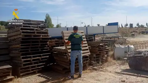 La Guardia Civil detiene a 5 miembros de un grupo que aprovechaba el descanso de camioneros en Extremadura para robar palets La Guardia Civil detiene a 5 miembros de un grupo que aprovechaba el descanso de camioneros en Extremadura para robar palets