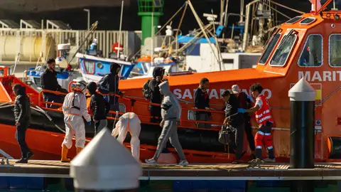 Llegada de varios migrantes tras ser rescatados por Salvamento Marítimo al muelle de Puerto Naos, a 18 de septiembre de 2024, en Arrecife, Lanzarote, Canarias (España). Llegada de varios migrantes tras ser rescatados por Salvamento Marítimo al muelle de Puerto Naos, a 18 de septiembre de 2024, en Arrecife, Lanzarote, Canarias (España).