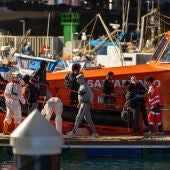 Llegada de varios migrantes tras ser rescatados por Salvamento Marítimo al muelle de Puerto Naos, a 18 de septiembre de 2024, en Arrecife, Lanzarote, Canarias (España). 