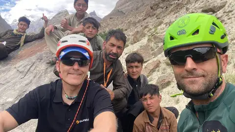 Oscar Cardo y Baín Gutierrez con habitantes de Hushé. Oscar Cardo y Baín Gutierrez con habitantes de Hushé.