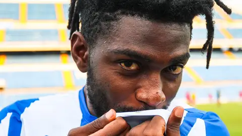 Franck Angong besa el escudo del Hércules. Franck Angong besa el escudo del Hércules.