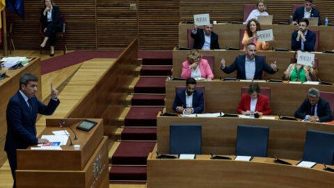 El president de la Generalitat Carlos Maz&oacute;n durante su intervenci&oacute;n en Les Corts