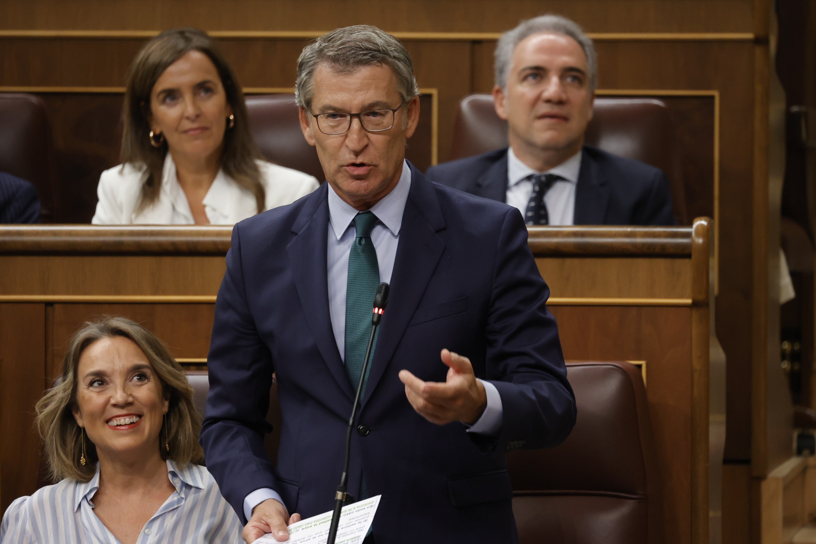 Feijóo exige la dimisión de Albares mientras el Gobierno niega su participación en las "coacciones" a González Feijóo exige la dimisión de Albares mientras el Gobierno niega su participación en las "coacciones" a González