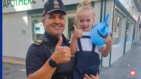 Un policía local de Benidorm salva de atragantarse a una niña con una gominola en plena calle Un policía local de Benidorm salva de atragantarse a una niña con una gominola en plena calle