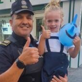 Un policía local de Benidorm salva de atragantarse a una niña con una gominola en plena calle