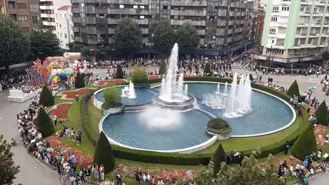 Decenas de miles de personas disfrutan del colorido desfile del Día de América en Oviedo Decenas de miles de personas disfrutan del colorido desfile del Día de América en Oviedo