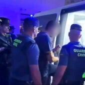 Agentes de la Guardia Civil custodian al detenido 