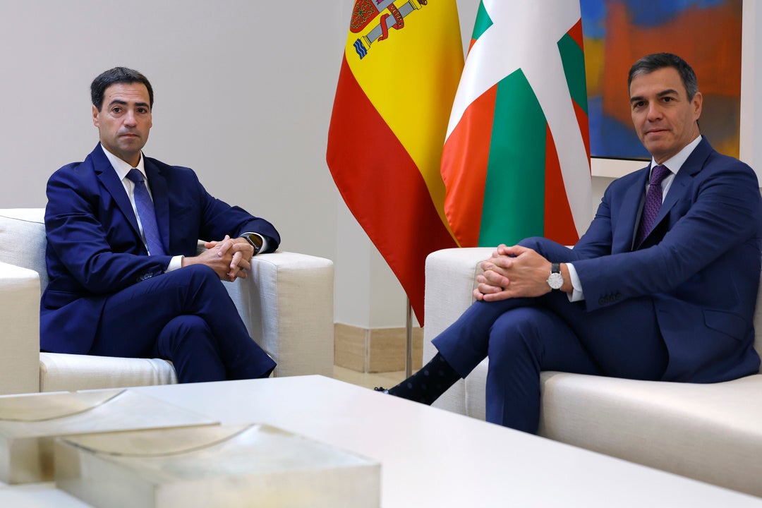 Sánchez y Pradales acuerdan una reunión bilateral en octubre para acelerar las transferencias pendientes al País Vasco Sánchez y Pradales acuerdan una reunión bilateral en octubre para acelerar las transferencias pendientes al País Vasco