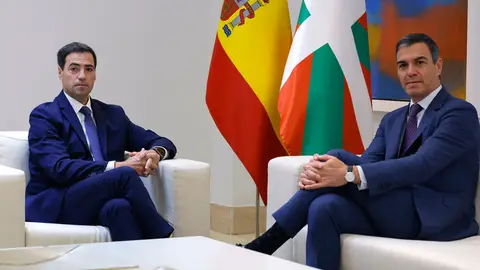 Pedro Sánchez e Imanol Pradales Sánchez y Pradales acuerdan una reunión bilateral en octubre para acelerar las transferencias pendientes al País Vasco