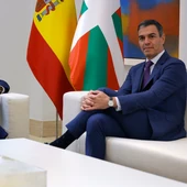 Sánchez y Pradales acuerdan una reunión bilateral en octubre para acelerar las transferencias pendientes al País Vasco Sánchez y Pradales acuerdan una reunión bilateral en octubre para acelerar las transferencias pendientes al País Vasco