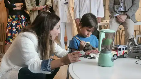 Sol Solís, impulsora de 'Jugar es obligatorio', jugant amb en Carles, un nen amb diversitat funcional Sol Solís, impulsora de 'Jugar es obligatorio', jugant amb en Carles, un nen amb diversitat funcional