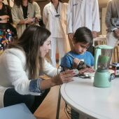 Sol Solís, impulsora de 'Jugar es obligatorio', jugant amb en Carles, un nen amb diversitat funcional