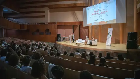 Un centenar de profesionales del trabajo social conocen en Mérida el nuevo modelo del Sistema Público de Servicios Social Un centenar de profesionales del trabajo social conocen en Mérida el nuevo modelo del Sistema Público de Servicios Social