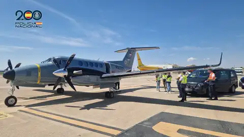 Avión de la policía de Alemania en el Aeropuerto Alicante-Elche 'Miguel Hernandez'. Avión de la policía de Alemania en el Aeropuerto Alicante-Elche 'Miguel Hernandez'.