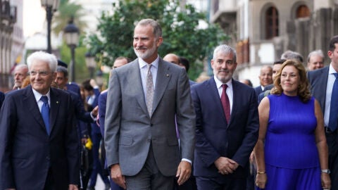 Felipe VI con autoridades locales en el barrio de Vegueta en Las Palmas de Gran Canaria donde visita el casco hist&oacute;rico