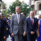 Felipe VI con autoridades locales en el barrio de Vegueta en Las Palmas de Gran Canaria donde visita el casco histórico