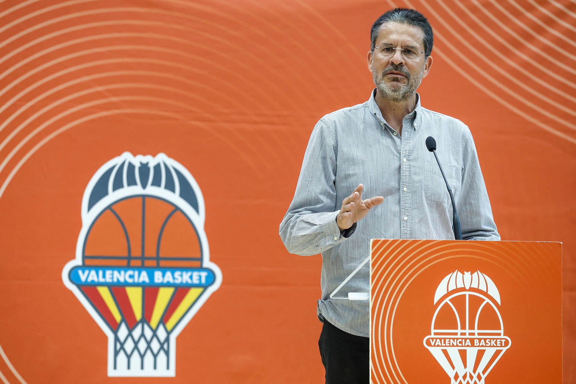 Pedro Martínez, nueve fichajes y un concurso de tiro en la presentación del Valencia Pedro Martínez, nueve fichajes y un concurso de tiro en la presentación del Valencia