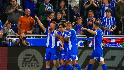 Los jugadores del Alavés celebran la victoria ante el Sevilla Los jugadores del Alavés celebran la victoria ante el Sevilla