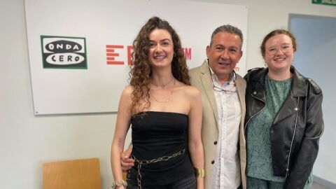 El director de Tiendas BED'S, Toni Molina, junto a sus hijas Carla y Paula Molina, en los estudios de Onda Cero Mallorca