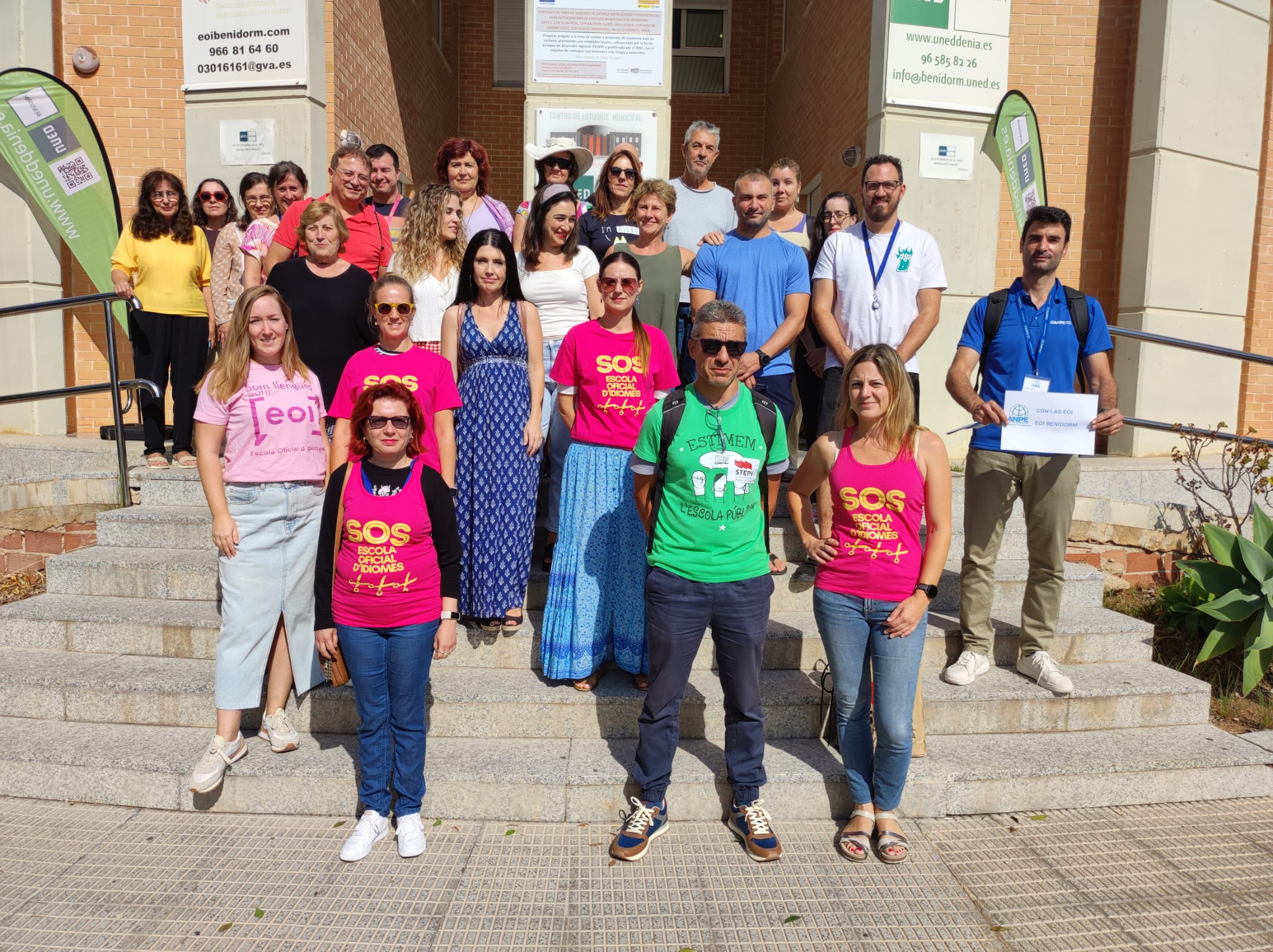 La Escuela Oficial de Idiomas de Benidorm vuelve a protestar por los recortes La Escuela Oficial de Idiomas de Benidorm vuelve a protestar por los recortes