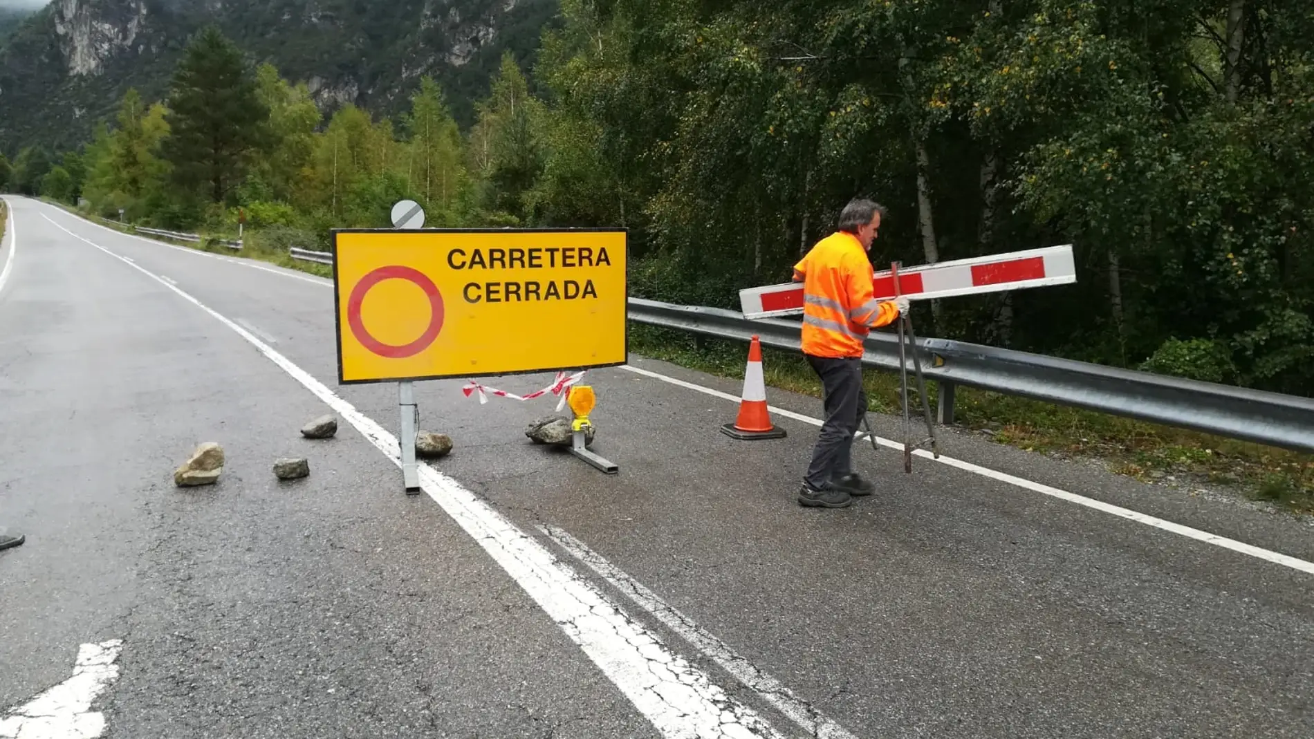 Los operarios han despejado la vía hacia el túnel de Bielsa Los operarios han despejado la vía hacia el túnel de Bielsa