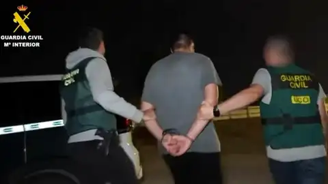 Imágenes del detenido custodiado por la Guardia Civil Imágenes del detenido custodiado por la Guardia Civil