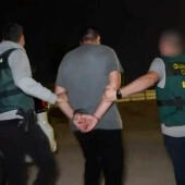 Imágenes del detenido custodiado por la Guardia Civil 