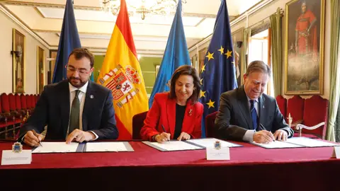 Adrián Barbón, Margarita Robles y Alfredo Canteli. Adrián Barbón, Margarita Robles y Alfredo Canteli