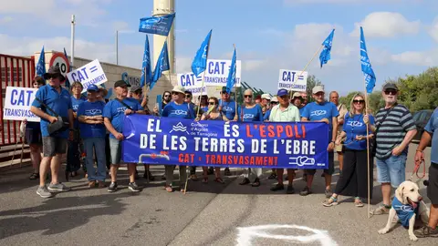 Membres de la Plataforma a les portes del Consorci d'Aigües de Tarragona Membres de la Plataforma a les portes del Consorci d'Aigües de Tarragona