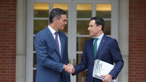 Pedro Sánchez y Juanma Moreno se saludan antes de reunirse en Moncloa Pedro Sánchez y Juanma Moreno se saludan antes de reunirse en Moncloa