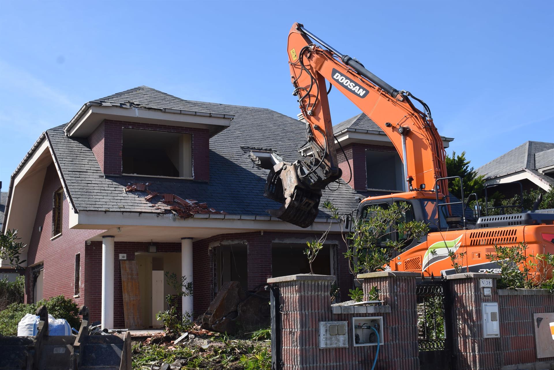 Un juzgado estima la imposibilidad de demoler las 20 viviendas de Entrelindes de Liencres 23 años después Un juzgado estima la imposibilidad de demoler las 20 viviendas de Entrelindes de Liencres 23 años después