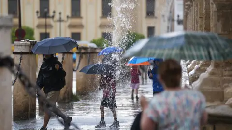 Gente bajo la lluvia en Sevilla Gente bajo la lluvia en Sevilla