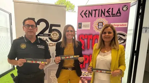La alcaldesa de Almassora, María Tormo, ha presentado la novedosa pulsera junto a la Policía Local del municipio. La alcaldesa de Almassora, María Tormo, ha presentado la novedosa pulsera junto a la Policía Local del municipio.