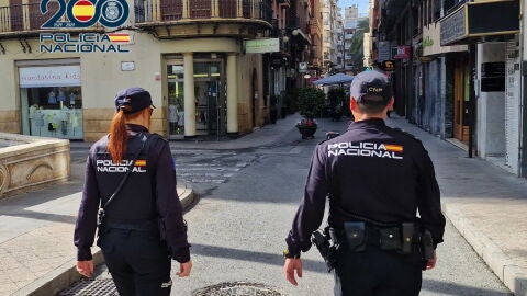 Agentes de la Polic&iacute;a Nacional en el centro de Elche.