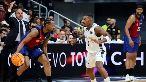 El escolta estadounidense del Barça, Kevin Punter, con el balón ante el base canadiense del Real Madrid, Xavier Rathan-Mayes El escolta estadounidense del Barça, Kevin Punter, con el balón ante el base canadiense del Real Madrid, Xavier Rathan-Mayes