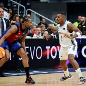 El escolta estadounidense del Barça, Kevin Punter, con el balón ante el base canadiense del Real Madrid, Xavier Rathan-Mayes