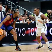 El escolta estadounidense del Barça, Kevin Punter, con el balón ante el base canadiense del Real Madrid, Xavier Rathan-Mayes El escolta estadounidense del Barça, Kevin Punter, con el balón ante el base canadiense del Real Madrid, Xavier Rathan-Mayes