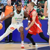 Melvin Ejim de Unicaja, ante Hakanson, del UCAM Murcia Melvin Ejim de Unicaja, ante Hakanson, del UCAM Murcia