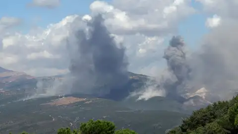 El humo se eleva desde el lugar de un ataque aéreo israelí que tuvo como objetivo una zona del sur del Líbano El humo se eleva desde el lugar de un ataque aéreo israelí que tuvo como objetivo una zona del sur del Líbano