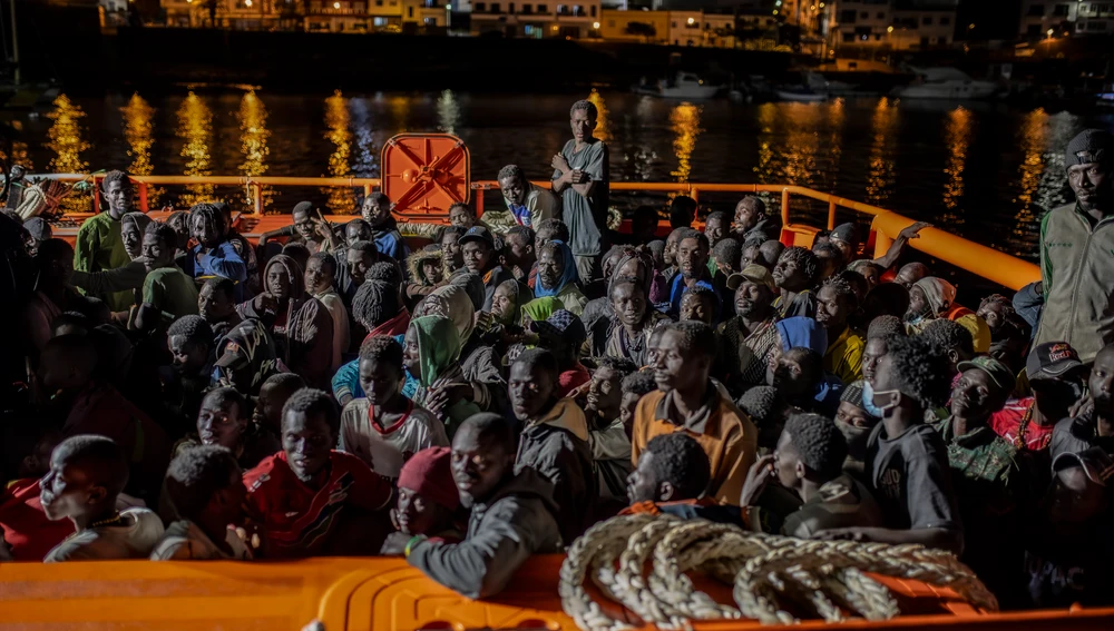 Varios cayucos con más de 300 migrantes llegan al puerto de la Restinga (El Hierro) Varios cayucos con más de 300 migrantes llegan al puerto de la Restinga (El Hierro)